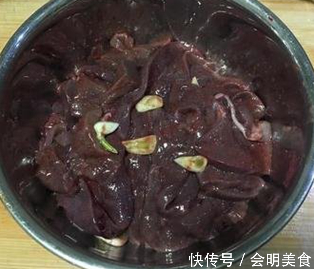 炒猪肝时，千万别放料酒！只需一点它，吃起来香嫩又不腥！