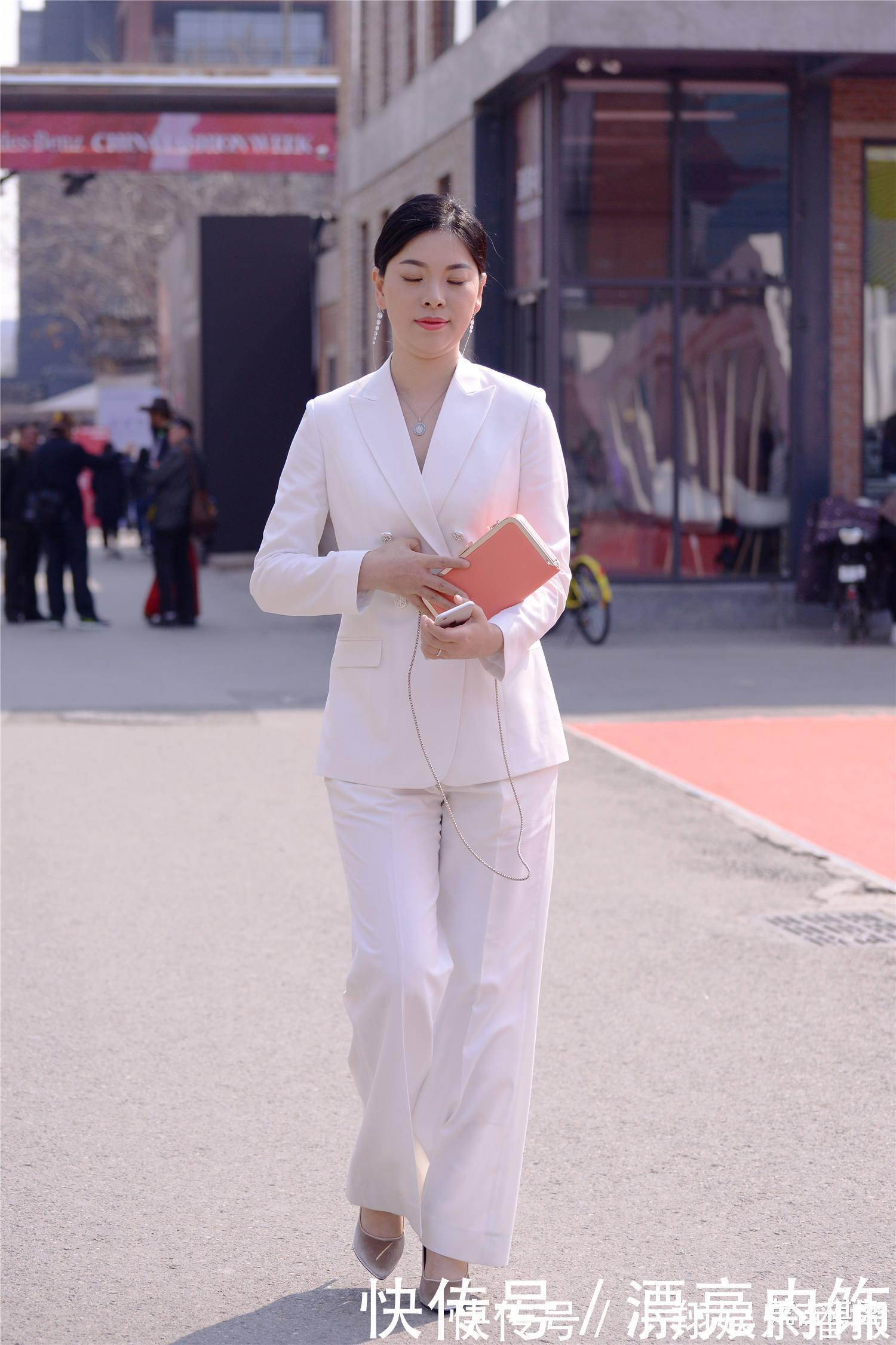 西服套装|白色西服搭配西裤,一身正装,在高跟鞋衬托下,精致有型