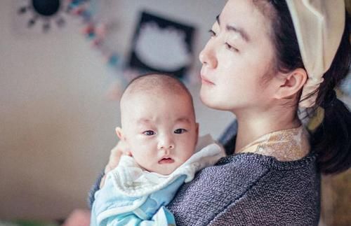 宝妈坐月子让老公倒垃圾,1小时后仍未归,宝妈一看窗外直接傻眼