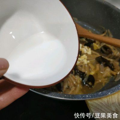 黄花菜木耳鸡蛋打卤面你这么做，保证你吃一次想十次