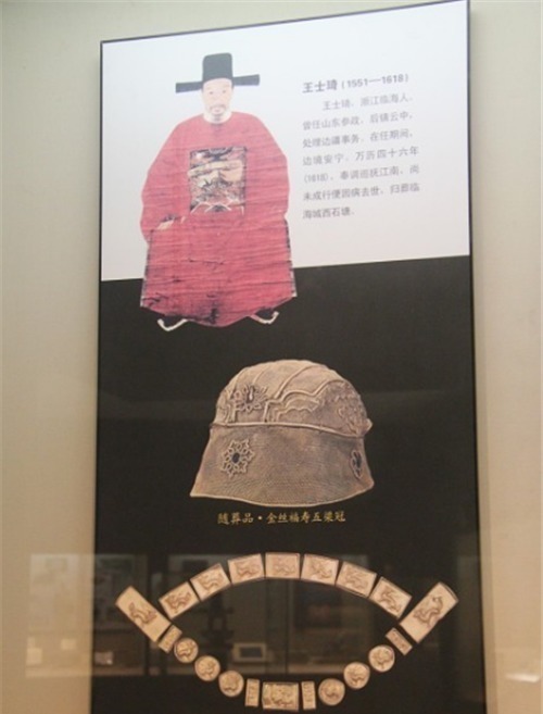 清官裹草席下葬,盗墓贼不屑一顾,300年后农民却挖出座金山