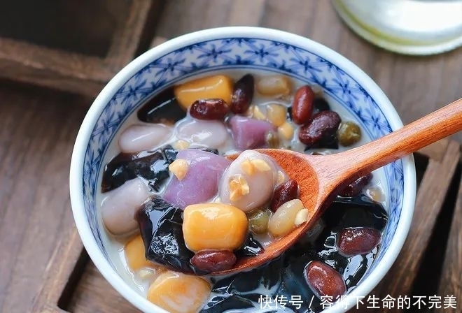 李雪琴:喝奶茶像吃大米饭?可年轻人就好这口“八宝粥”!