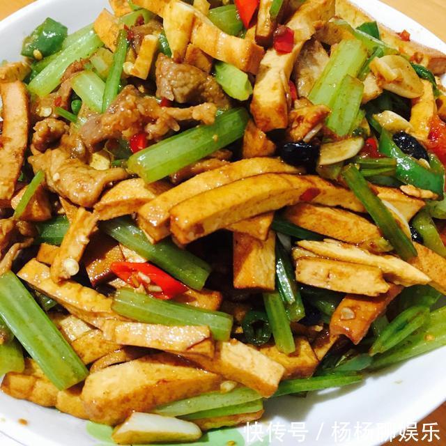 美食推荐鱼香煎豆腐，香辣香干肉片，麻辣啤酒虾，土鸡煲