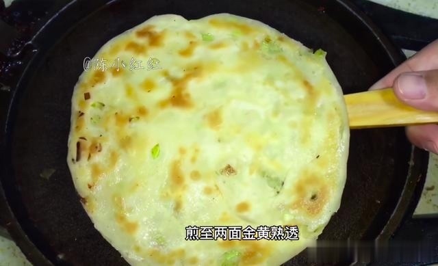 葱油饼这样做我可以吃两张，外酥里软，层层分明，凉了也不会硬