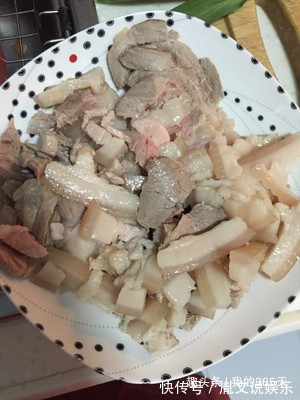 回锅肉百吃不厌的做法，简单一做，肥而不腻，刚上桌被夹光