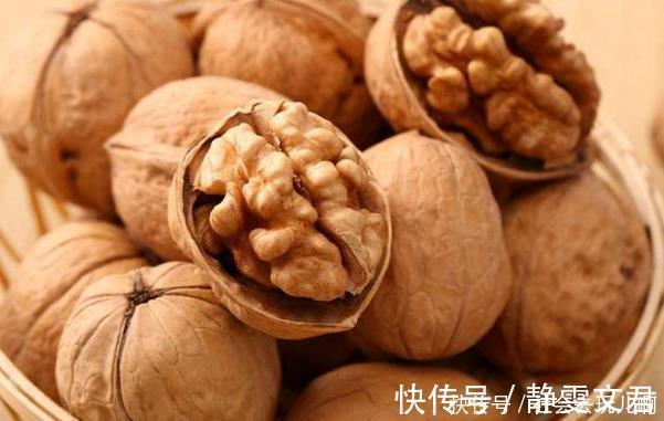 年纪|年纪大了骨质疏松，4种食物每天吃一点，强筋骨比钙片还有效