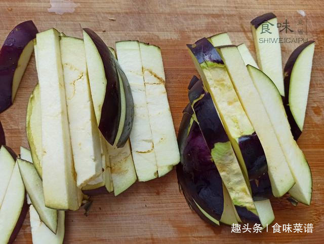 蒸茄子,直接上锅蒸不对!教你一招,茄子鲜嫩不发黑,上桌就光盘