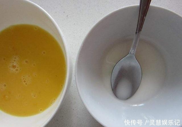 炒鸡蛋直接下锅 炒出来的鸡蛋是有腥味 加这步骤炒出来的鸡蛋软嫩
