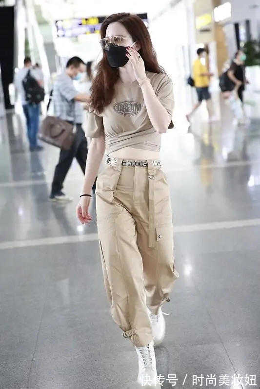 小姐姐|张萌真不像阿姨辈,穿露胃装配工装裤走机场,“小蛮腰”不输00后