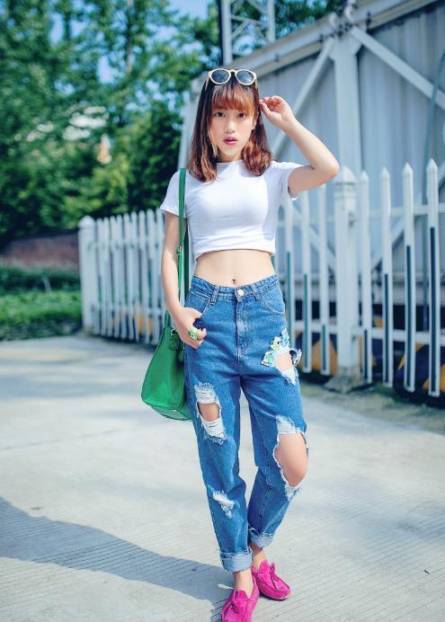 简单|街拍小姐姐一件简单的T恤搭配牛仔短裤,少女感十足