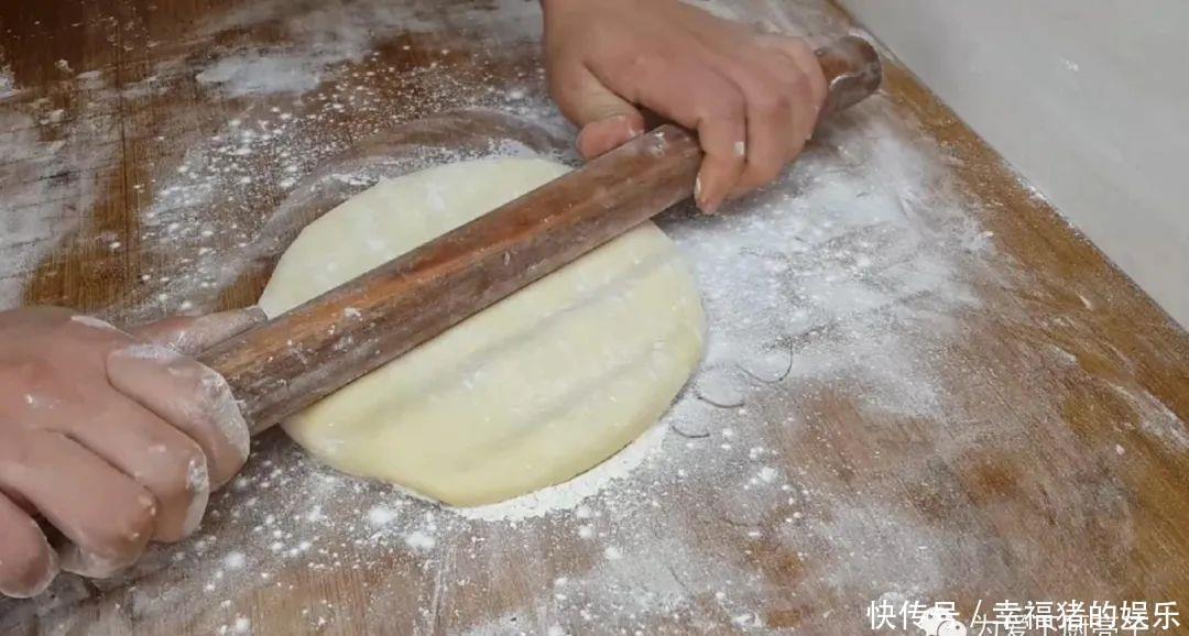 面粉别炸油条了，锅里炸一炸，做出特色小零食，比薯片麻花还好吃