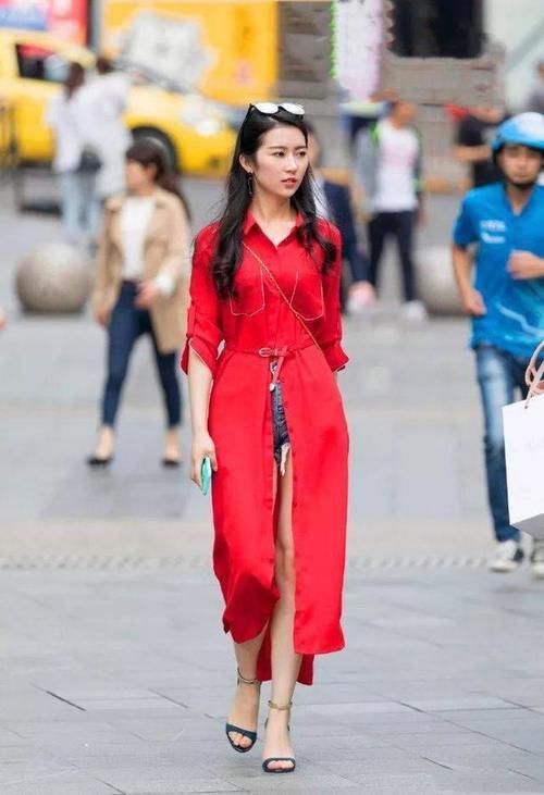 美女脚上搭配着一双红色的尖头高跟鞋，整体的搭配简单却显得时尚