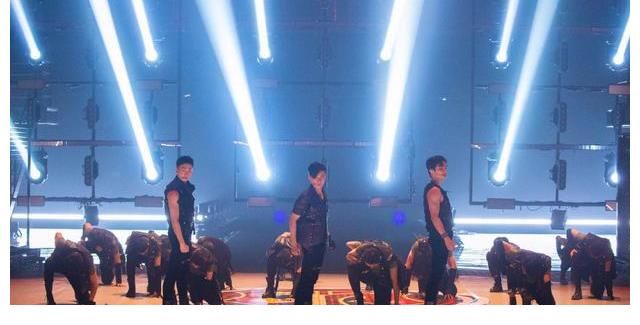 《披荆斩棘的哥哥》：张晋拿到“双第一”，不是因为他“撞玻璃”