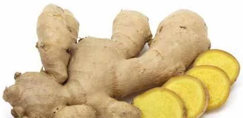 女孩睡前把“生姜”贴肚脐里，半月后，3大惊喜变化“不请自来”