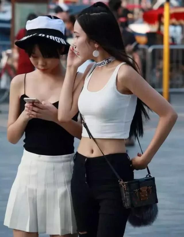 街拍美女白色紧身小背心,落落大方,尽显性感好身材