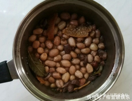 水煮花生米|煮花生米只放盐难怪不香不入味,多加3个小技巧,入味更香糯