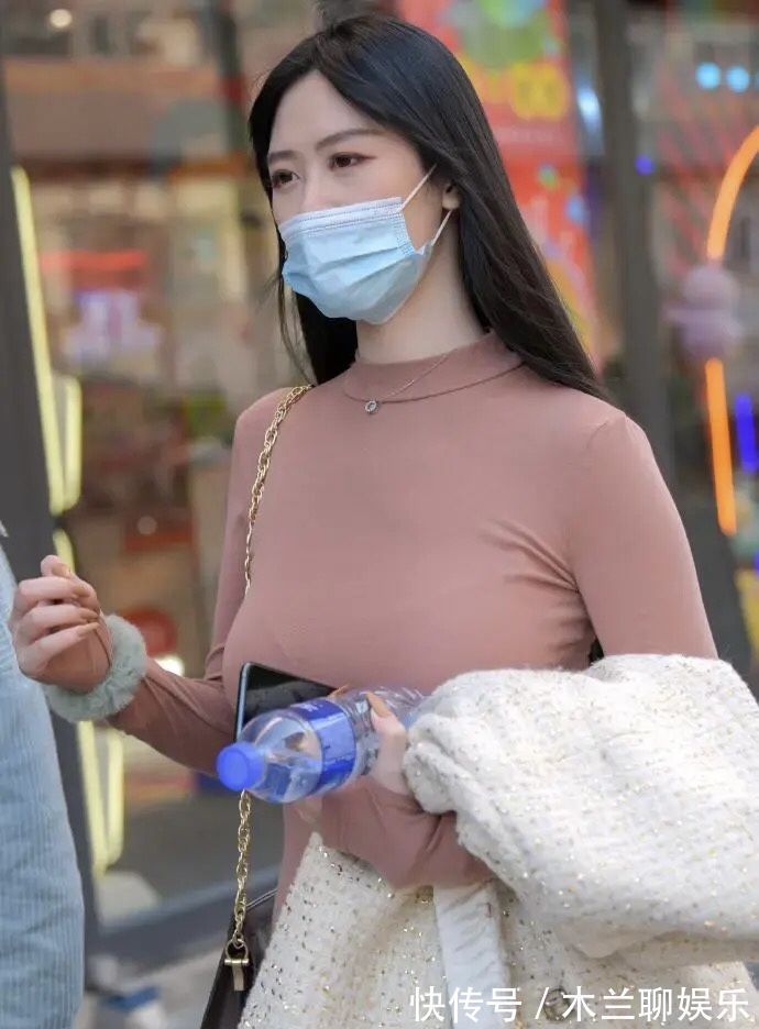 成熟|娇容多姿鬓,芳香已盈路,深粉色连衣裙配针织外套的时尚成熟穿搭