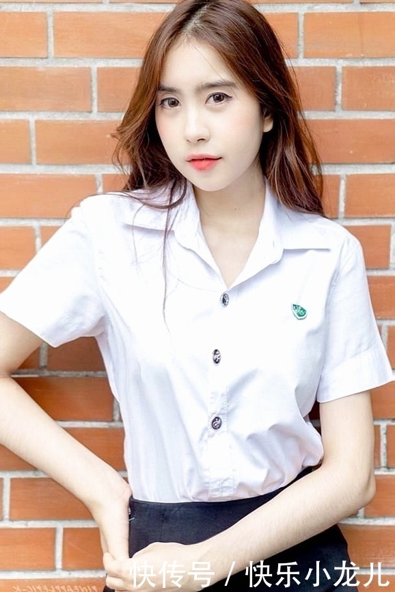 双胞胎姐妹穿同款裙子，打造纤细腰线，妩媚中带点小性感！