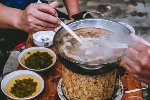  一大早就喝白酒吃火锅，湖北荆州人的生活“有点彪”，令人惊奇