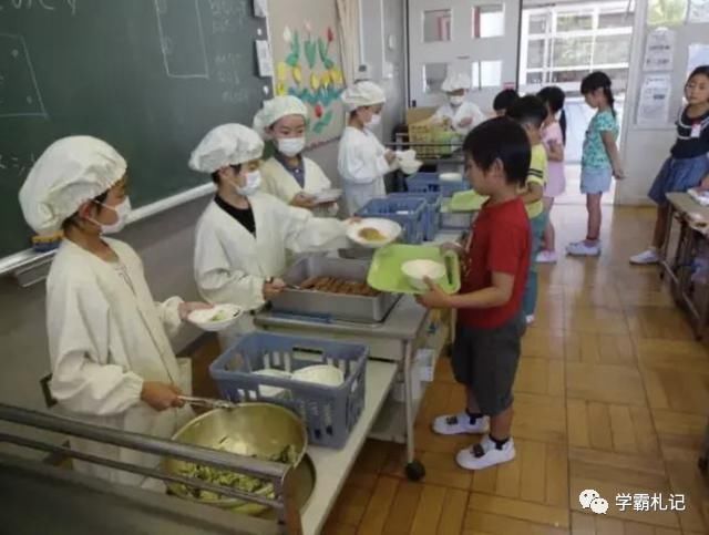 午餐|凭啥日本孩子健康居全球之首？看看日本学校午餐，国内学校难做到！