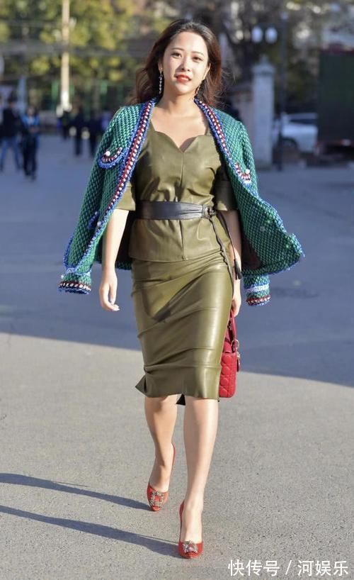 s曲线 修身穿搭秀出紧致身材,气质霸气的感觉扑面而来,时尚品味很独特