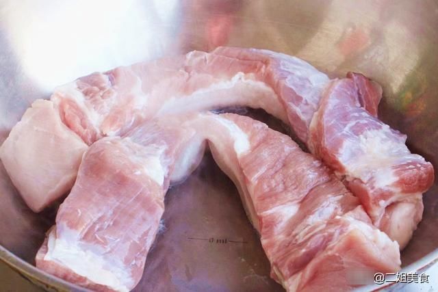 要想做正宗的红烧肉，牢记“一烫三放”，入口即化，肥而不腻