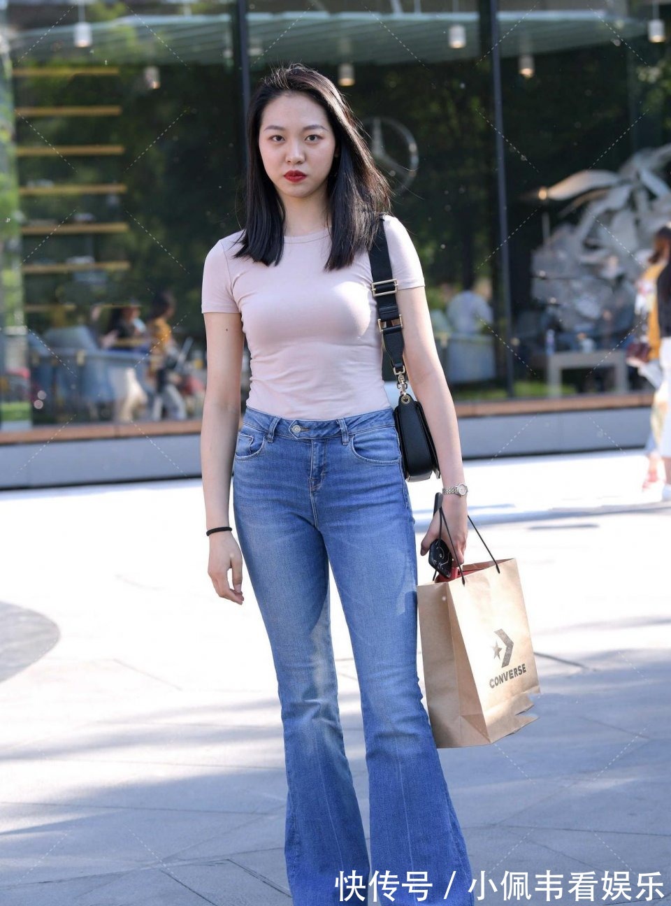 蓝白|小姐姐蓝白拼色的休闲衫搭配六分裤,真是好看,简约时尚