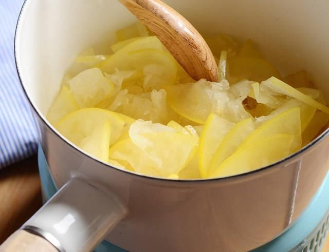 这种水果,皮比肉宝贵多了,可惜很多人不懂,总把它当垃圾丢掉