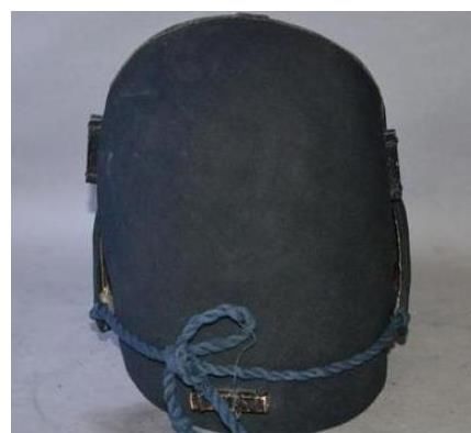 痕迹|朝锦衣卫的服饰和装备，令牌痕迹斑斑，衣服崭新如初，绣春刀酷