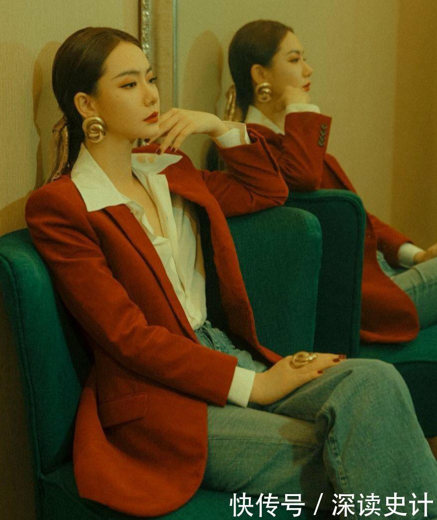 西装裙|戚薇拉离子烫真减龄，丝绒西装裙秀出白皙漫画腿，又酷又飒又养眼