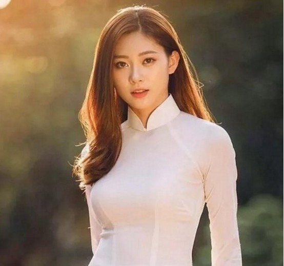 穿“奥黛”的越南女生，光彩照人，有几分旗袍的风格