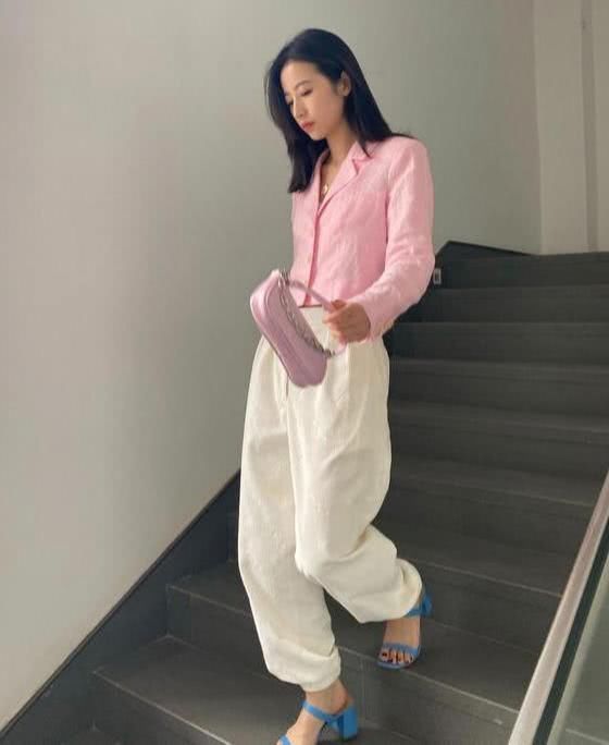 穿着|别总穿一字带凉鞋,今夏流行这些“双带”凉鞋,时髦洋气又舒适