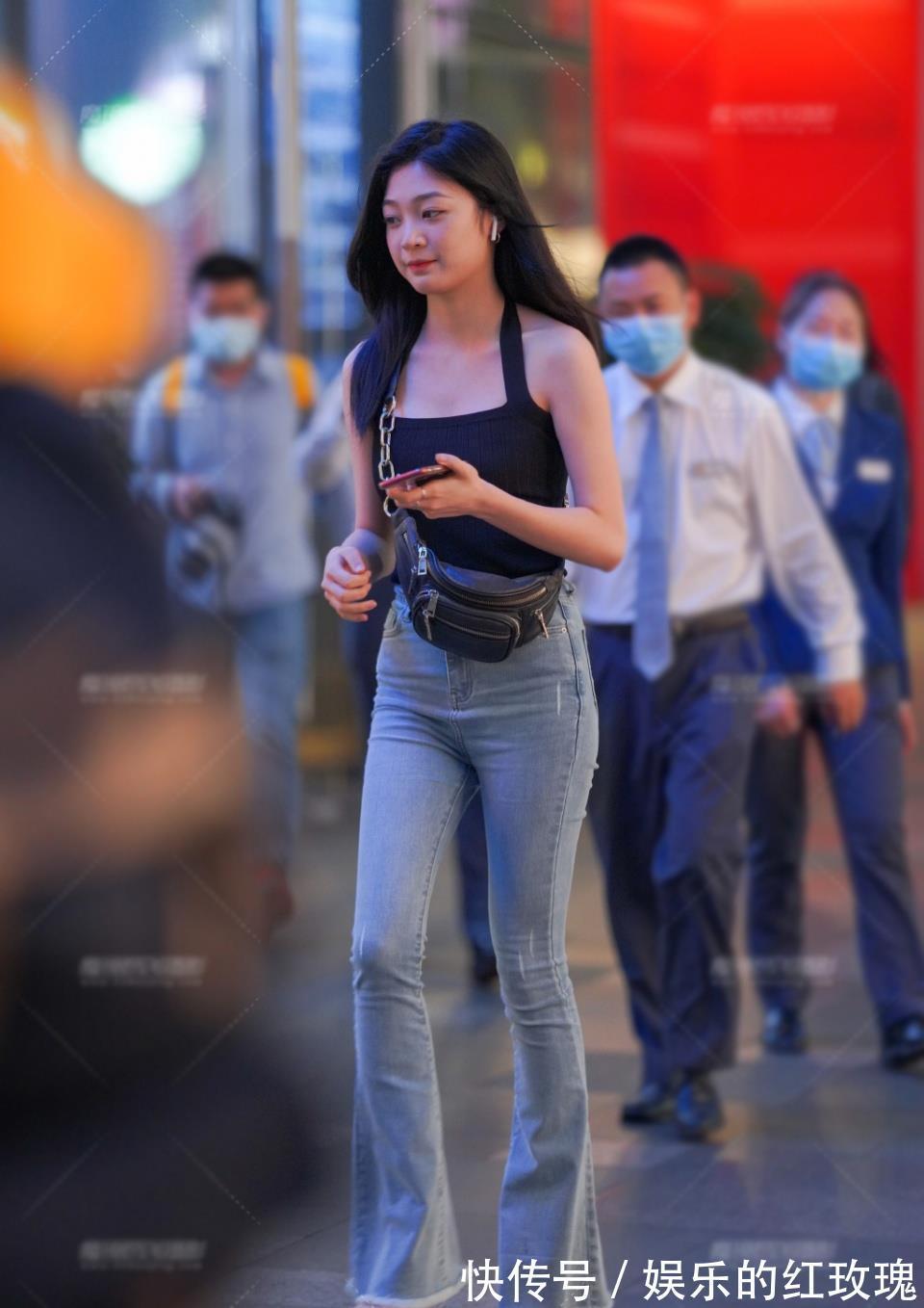 微喇叭裤|挂脖衫配修身微喇叭裤,显瘦显身姿,靓丽简约休闲有型