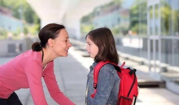 孩子|女儿看到爸爸在输液,抱着爸爸哭得稀里哗啦,网友:贴心小棉袄