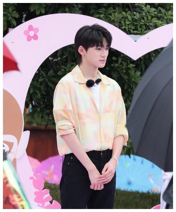 时代俊峰|173宋亚轩与172何炅同框,身高差明显,谎报身高地站出来