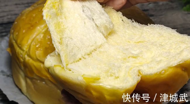 想吃面包不用买,方法简单不用烤箱,在家就能做,出锅暄软又拉丝