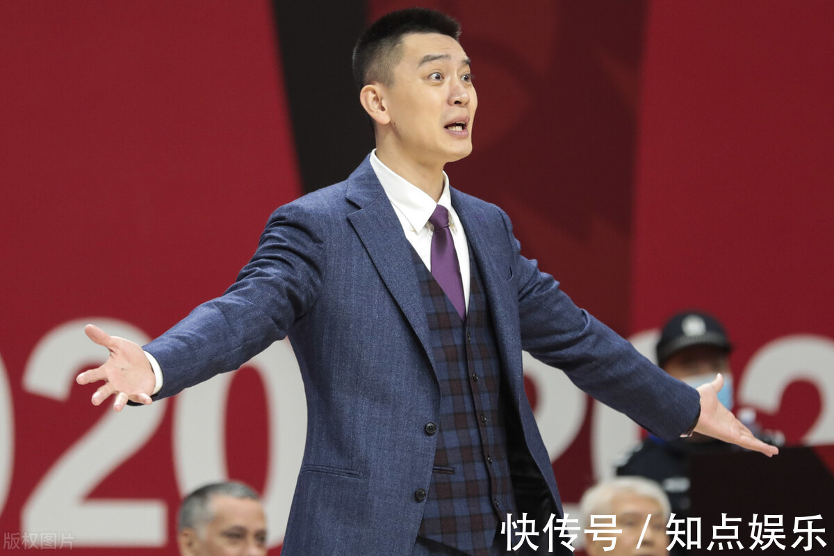 韩德君|任骏飞肘击韩德君被判普通犯规,杨鸣愤怒不已,甚至对着闫军发飙