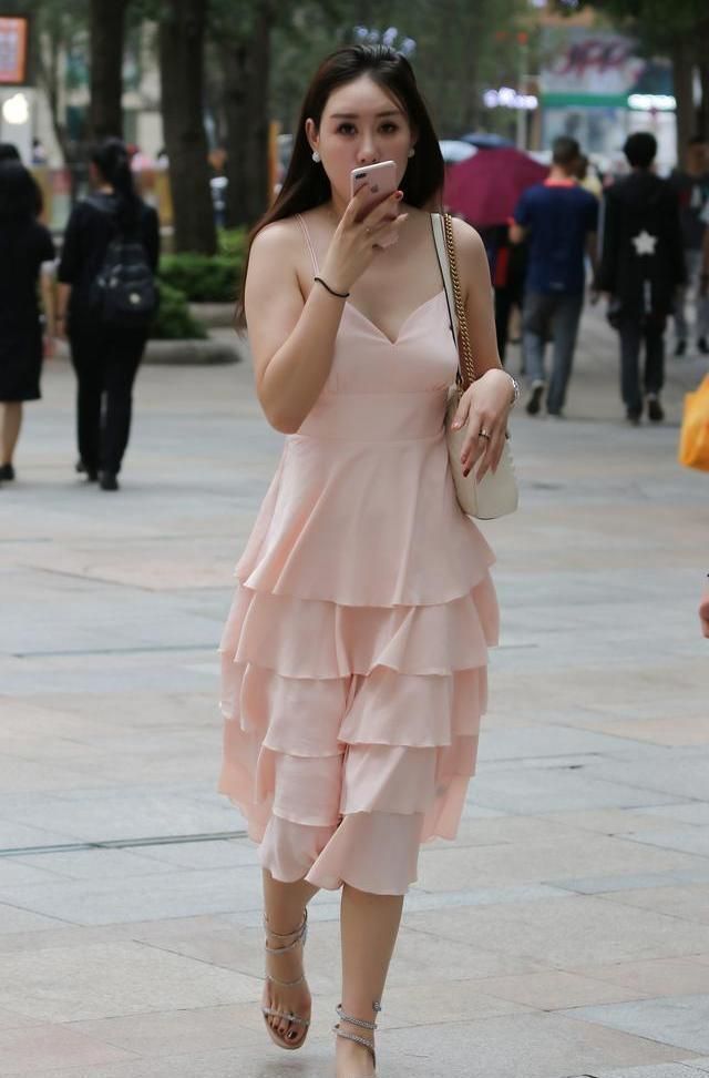 霸道女总裁 小姐姐时尚的穿搭很显眼,身材高挑,靓丽大气