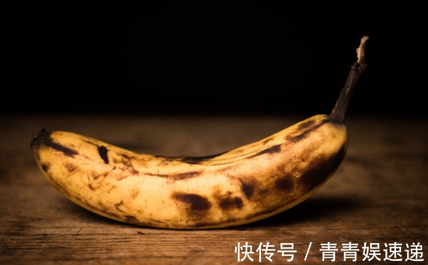 香蕉皮|发黑的香蕉还能吃吗健康专家告诉答案,记得告诉家人!