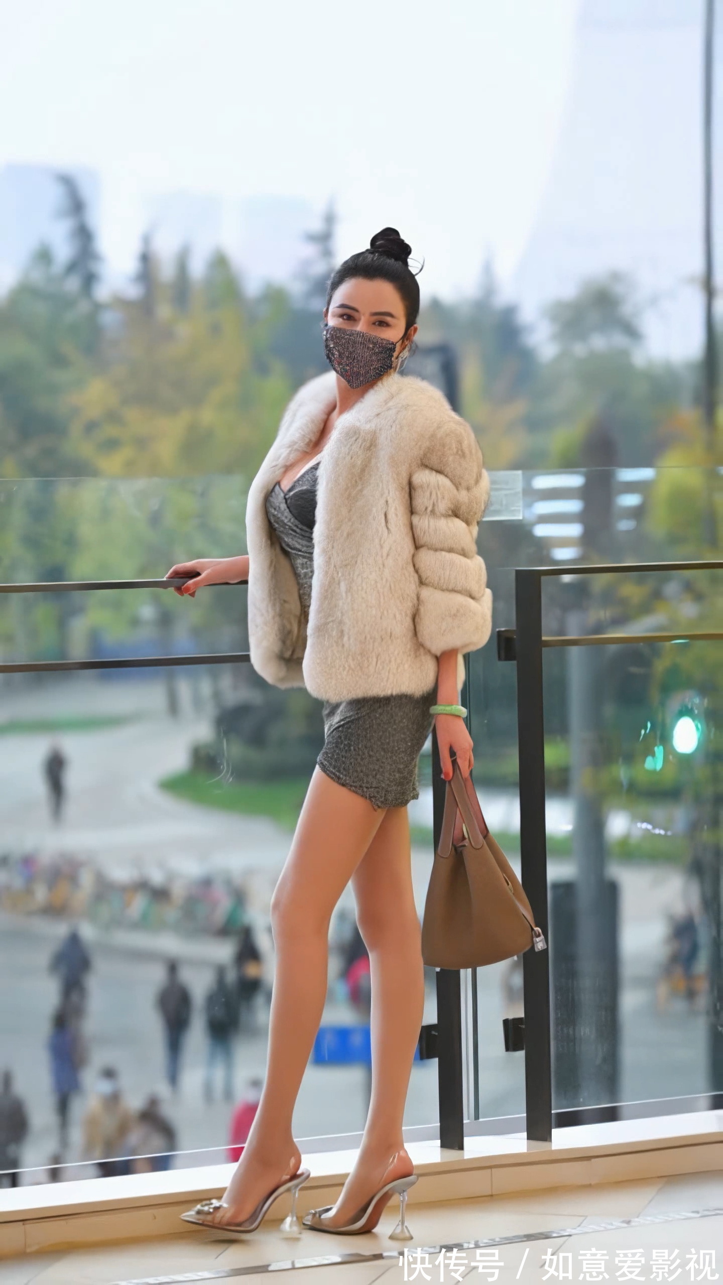 高贵 如何穿搭能够显得高贵?学学这位女士,高跟鞋包臀裙就够了