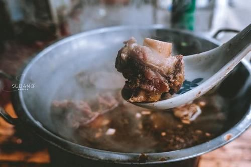  一大早就喝白酒吃火锅，湖北荆州人的生活“有点彪”，令人惊奇