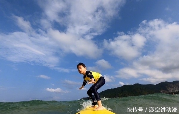 7岁嗯哼陪老爸玩冲浪!半蹲稳站冲浪板不哭……网狂赞王子