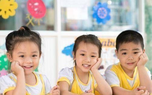 上学|爸爸姓“陈”,给女儿取了个漂亮名字,上学三天后女儿哭着要改名