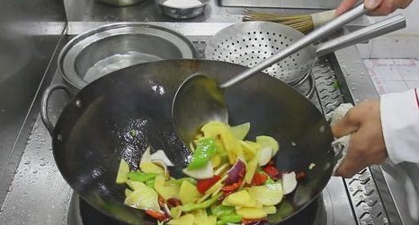 土豆片试试这个做法,肉都不放,炒出来清淡营养,家常实用