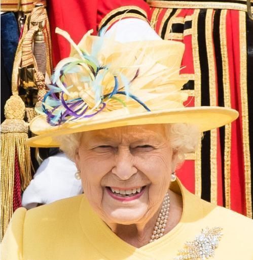 金色|这位94岁的女王不换衣服和珠宝佩戴金色欢乐胸针是点睛之笔