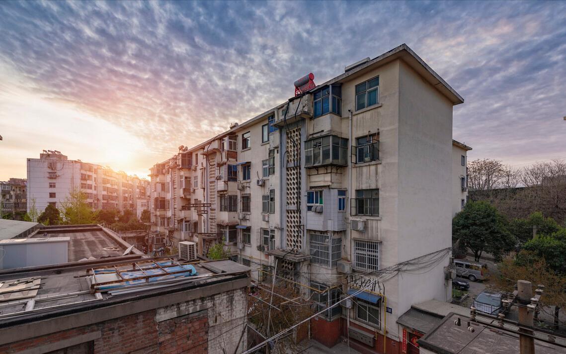 装修|没买房的刚需要着急了?楼市遇冷迎来拐点,开发商或将涨价销售