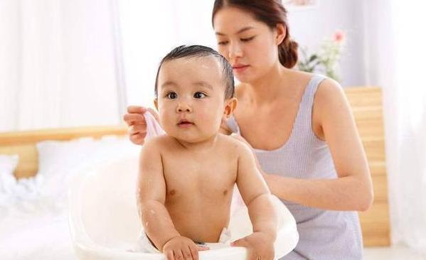 父母|宝宝见到陌生人就哭?当宝宝进入“认生期”,父母要注意这3点