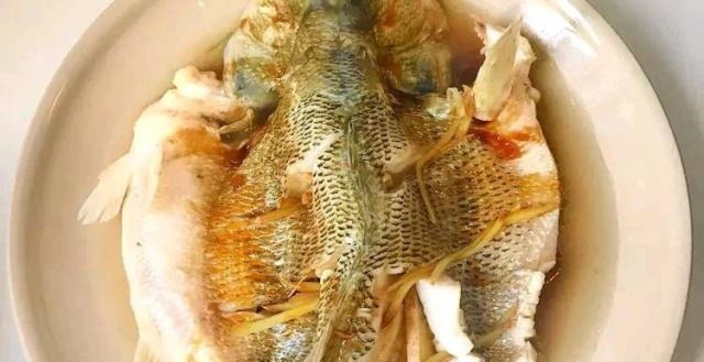 做清蒸鱼是先淋油还是先放酱油放错顺序,鱼腥味重营养还差