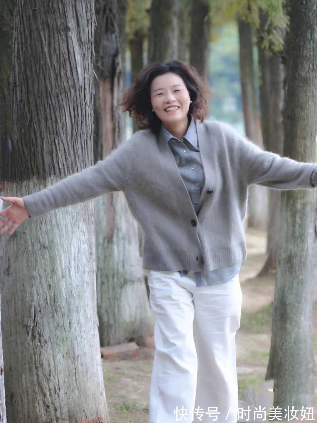 穿搭|40、50岁的女人,建议多穿灰色衣服,简洁高级又能提升气质