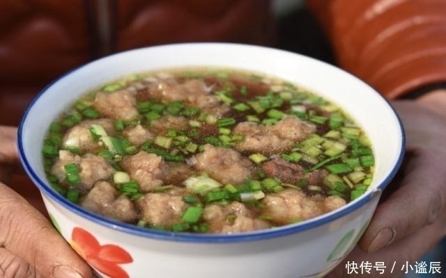 丸子|母子卖“豪华泡面”,20元1碗,一天卖600碗,顾客天天排队买